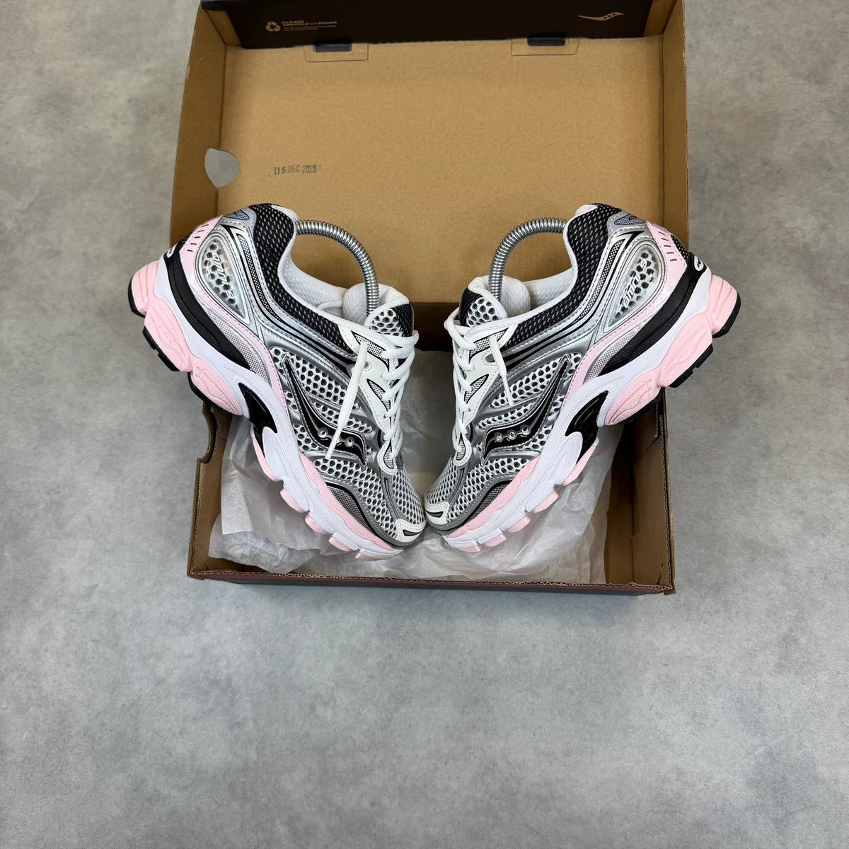 SAUCONY PROGRID OMNI 9 ‘SILVER PINK