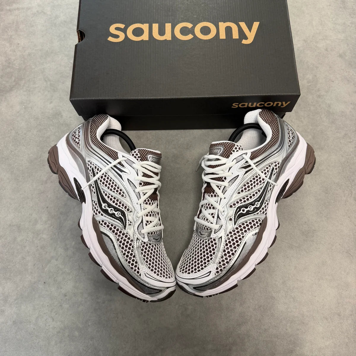 SAUCONY PROGRID OMNI 9 ‘WHITE BROWN