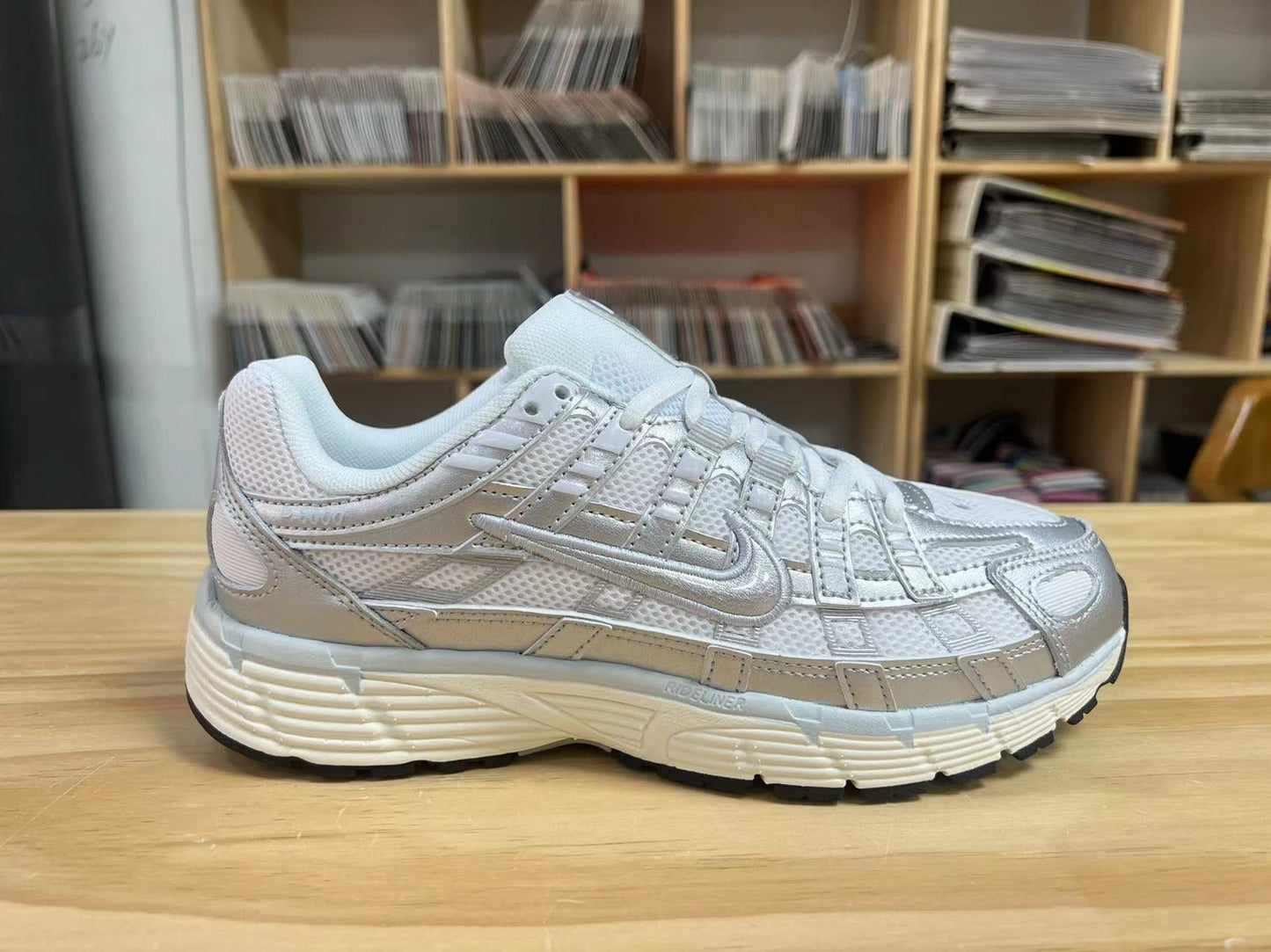 NIKE SNEAKERS P6000 GRISE & BLANCHE