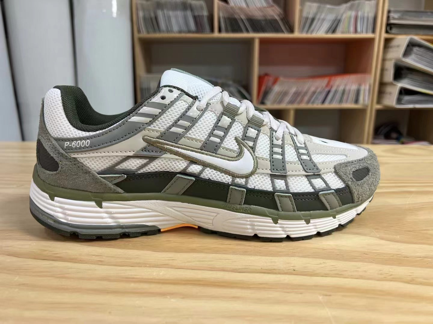 NIKE SNEAKERS P6000 GRISE