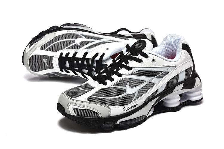 NIKE SHOX R4 SUPRÊME NOIR & BLANC