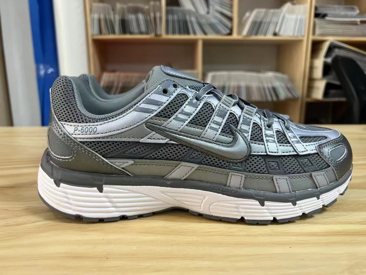 NIKE SNEAKERS P6000 GRISE