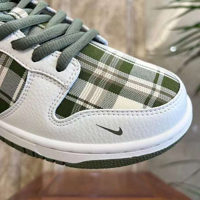 NIKE DUNK LOW x SUPREME