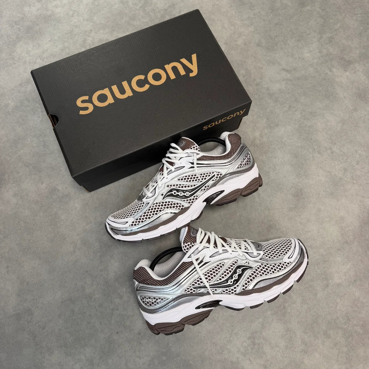 SAUCONY PROGRID OMNI 9 ‘WHITE BROWN