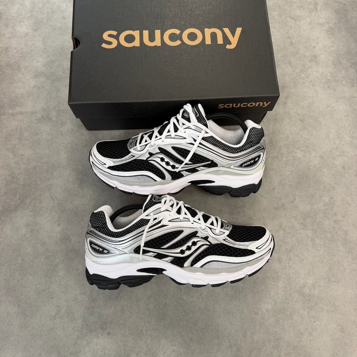 SAUCONY PROGRID OMNI 9 ‘BLACK WHITE