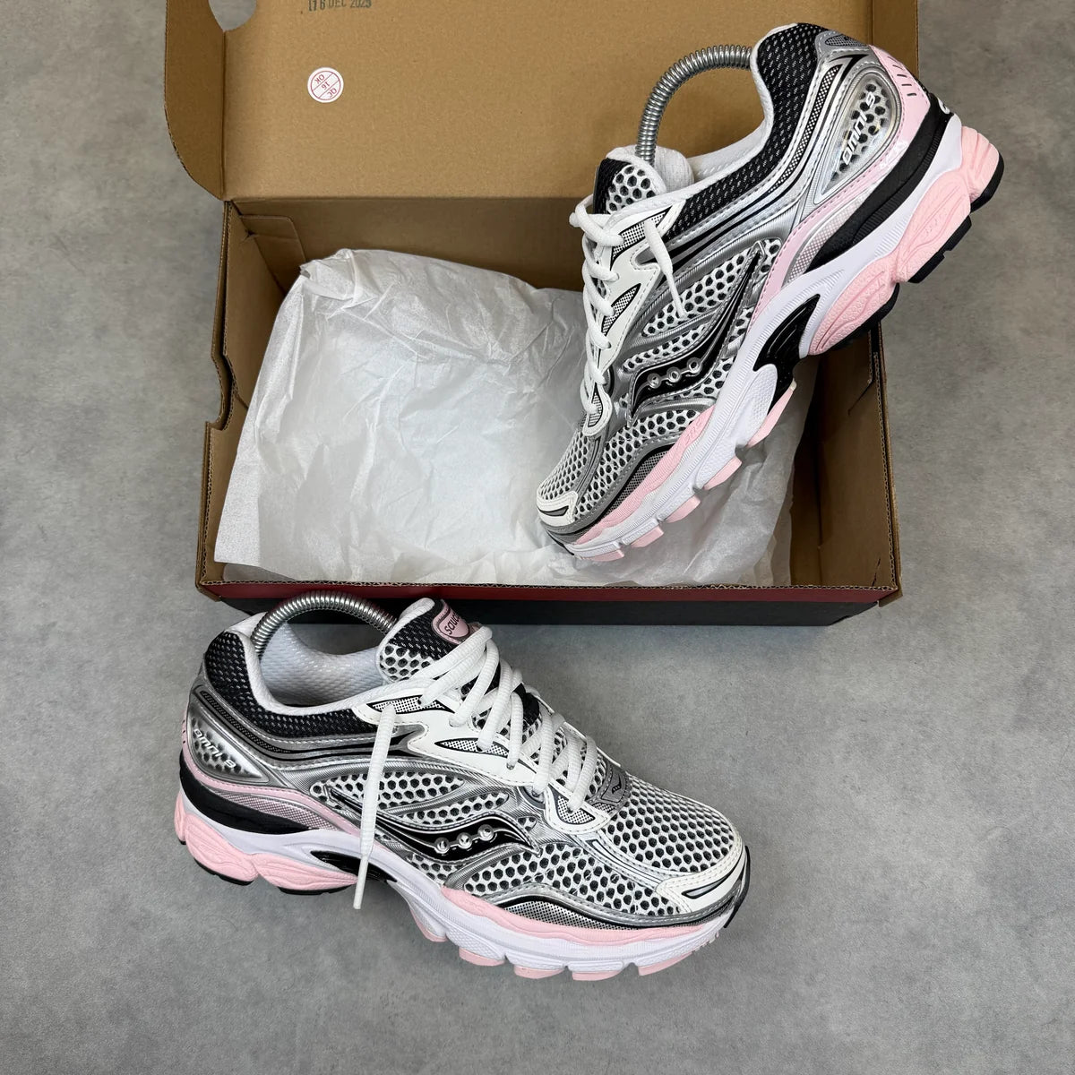 SAUCONY PROGRID OMNI 9 ‘SILVER PINK
