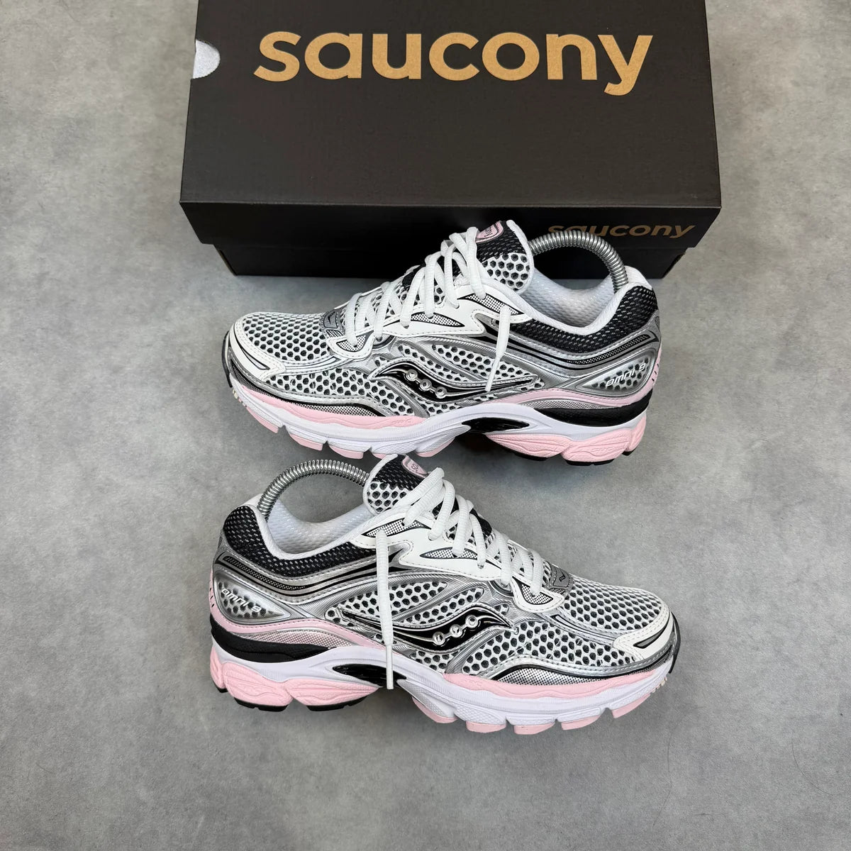 SAUCONY PROGRID OMNI 9 ‘SILVER PINK