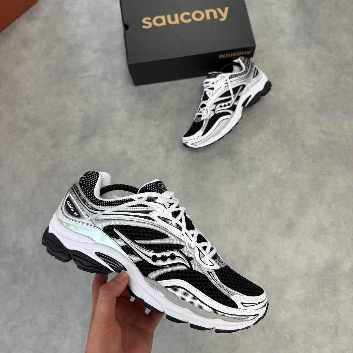 SAUCONY PROGRID OMNI 9 ‘BLACK WHITE