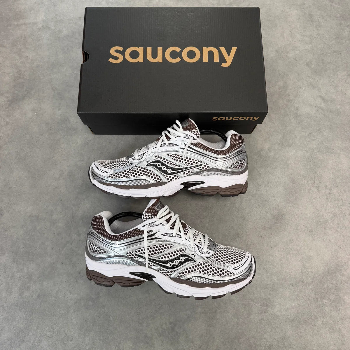 SAUCONY PROGRID OMNI 9 ‘WHITE BROWN