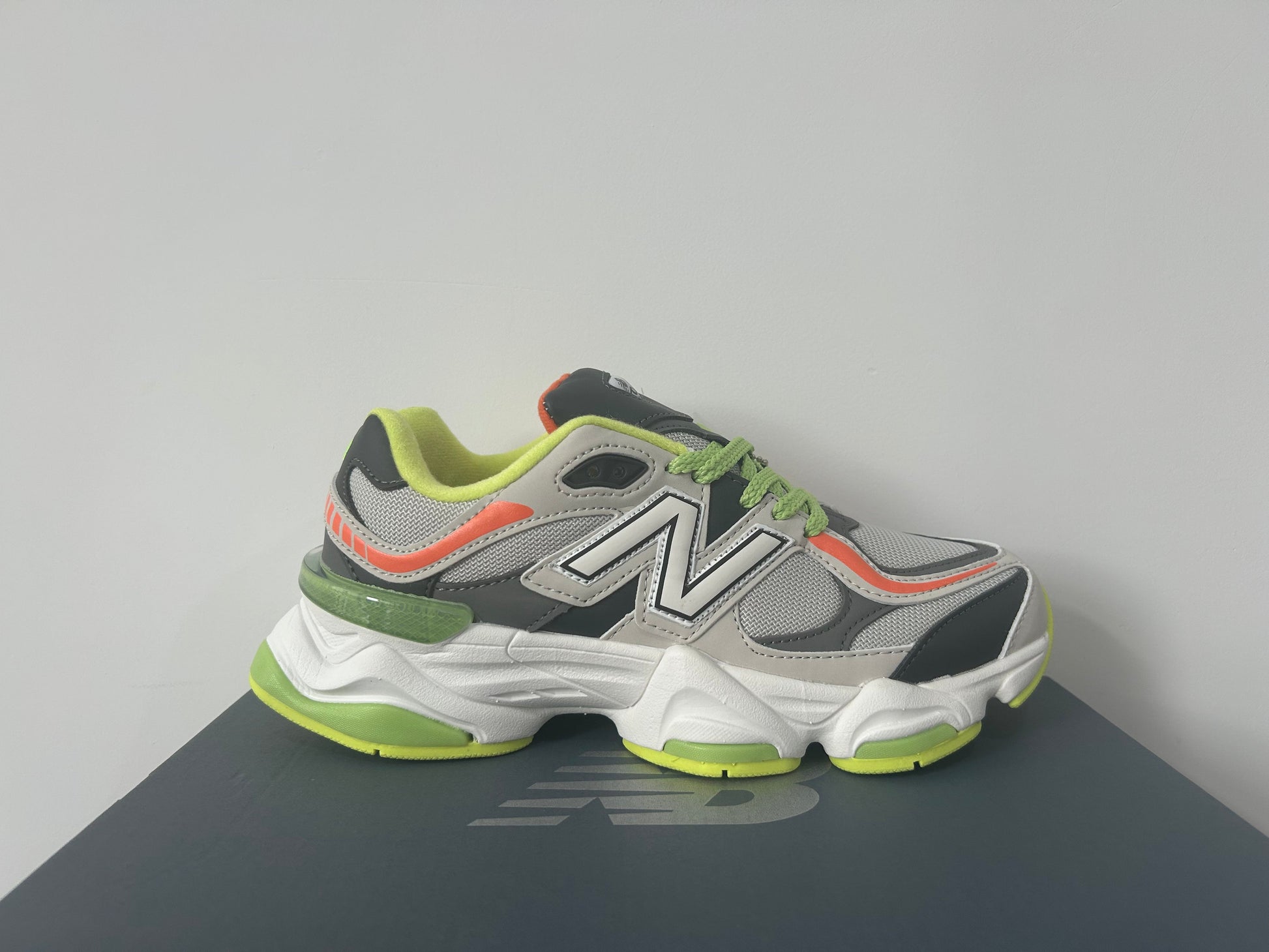 NEW BALANCE NB 9060 GRIS & VERT