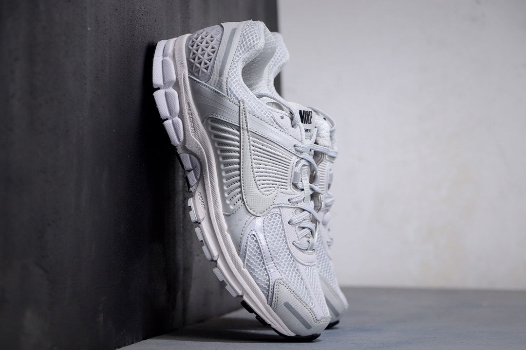 NIKE ZOOM VOMERO 5 WHITE