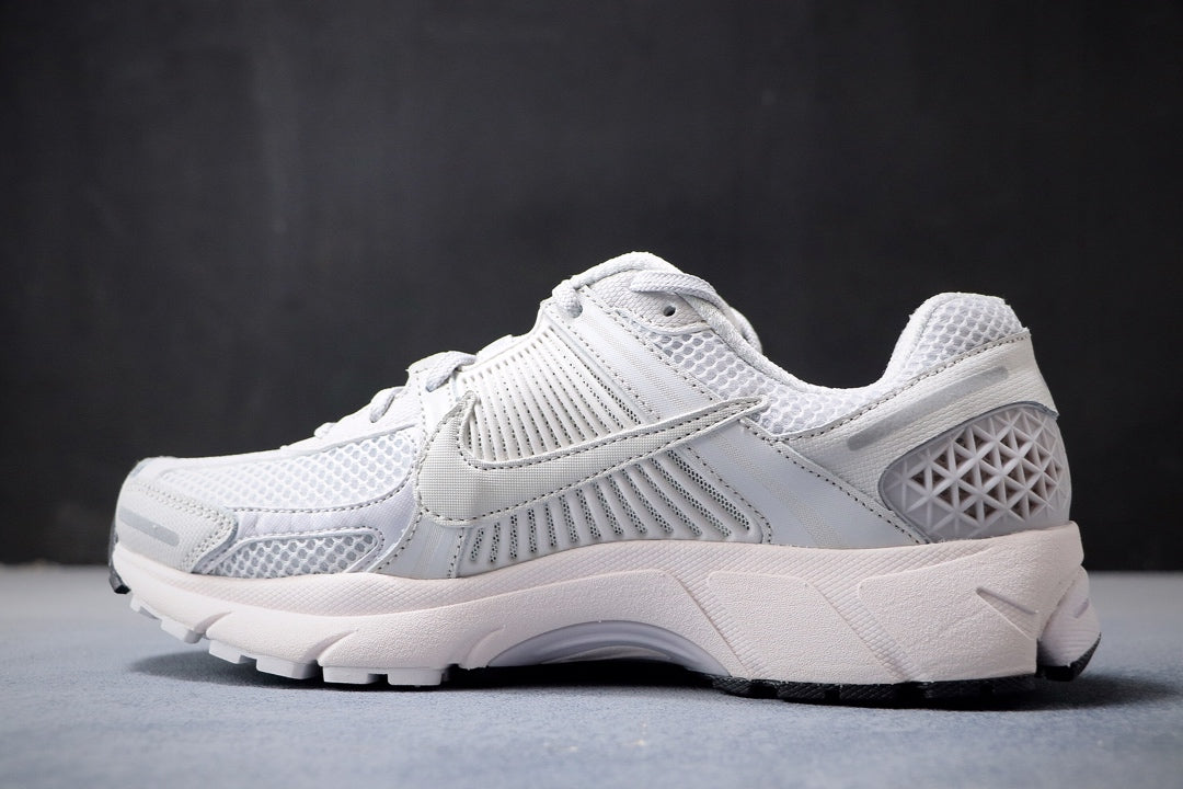 NIKE ZOOM VOMERO 5 WHITE