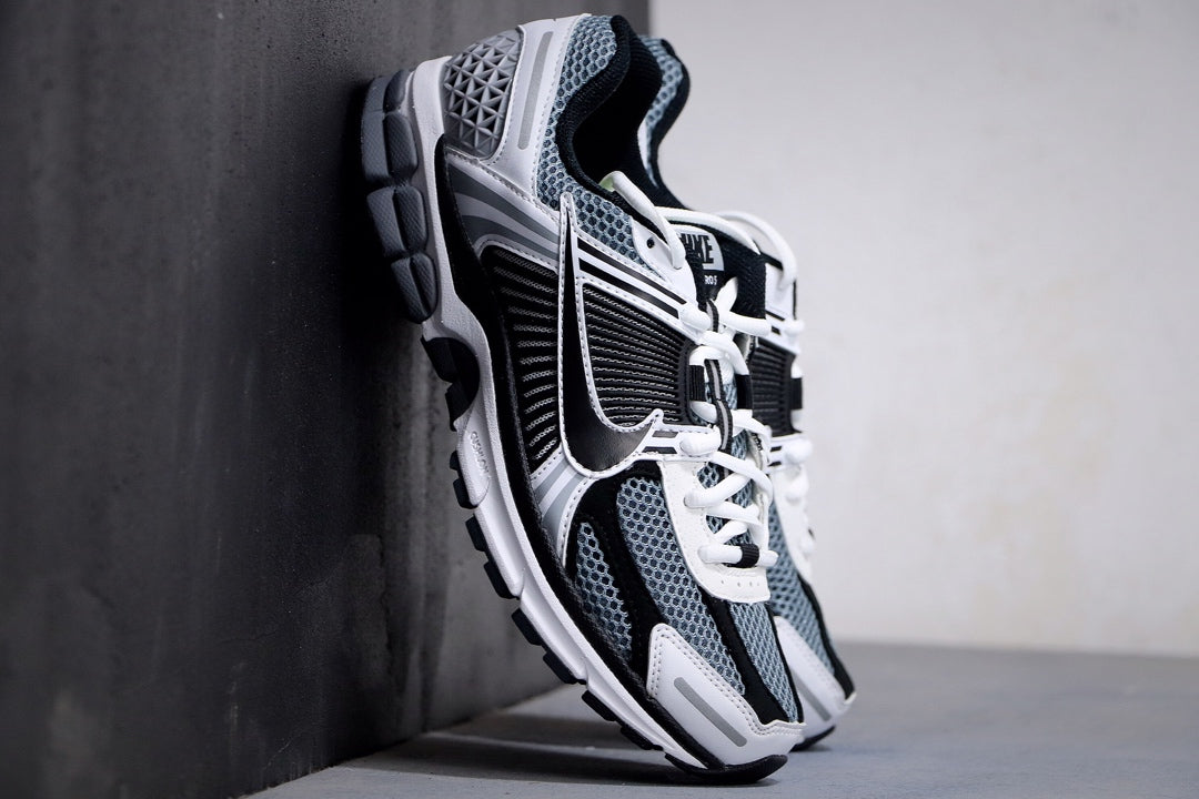 NIKE ZOOM VOMERO 5 BLACK & WHITE