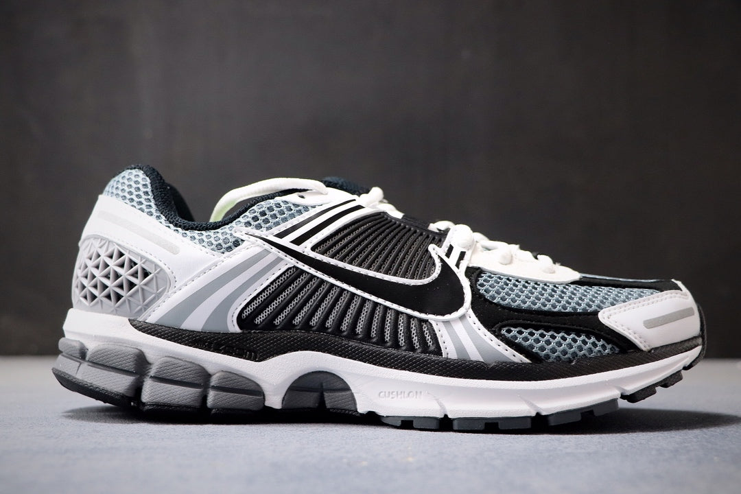 NIKE ZOOM VOMERO 5 BLACK & WHITE
