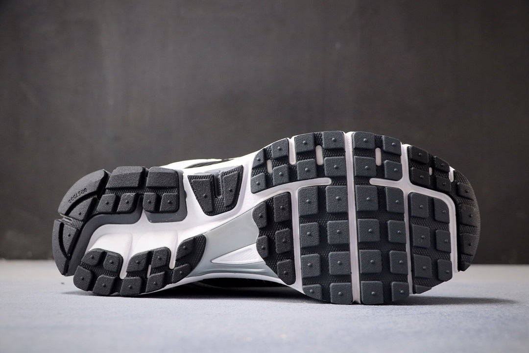 NIKE ZOOM VOMERO 5 BLACK & WHITE