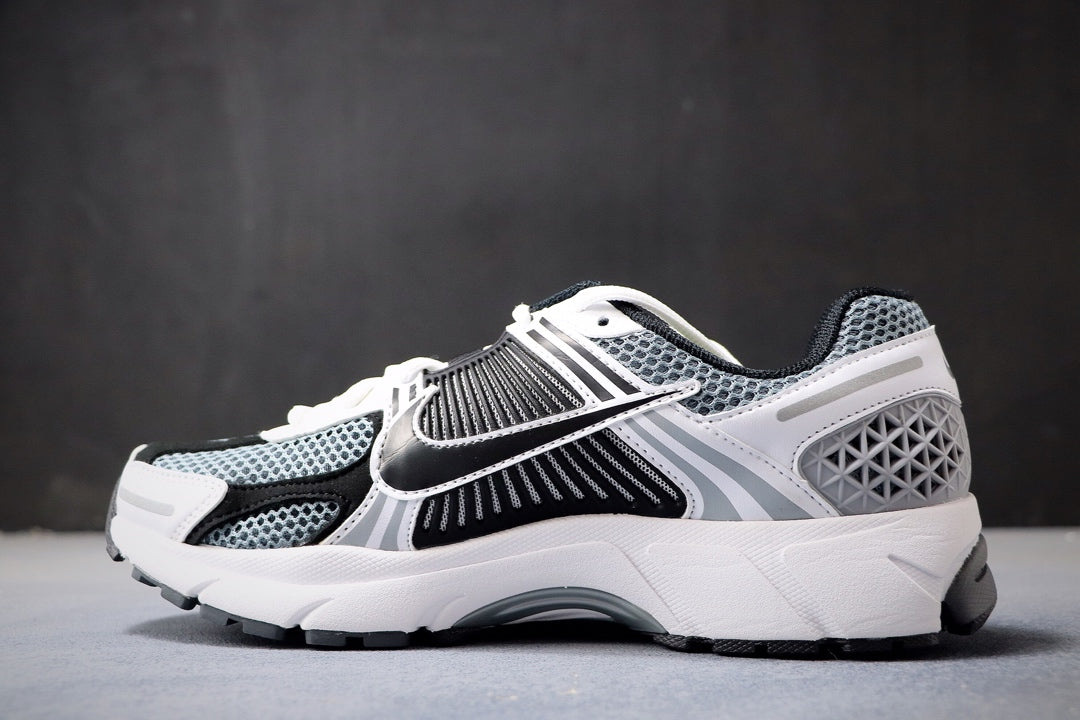 NIKE ZOOM VOMERO 5 BLACK & WHITE