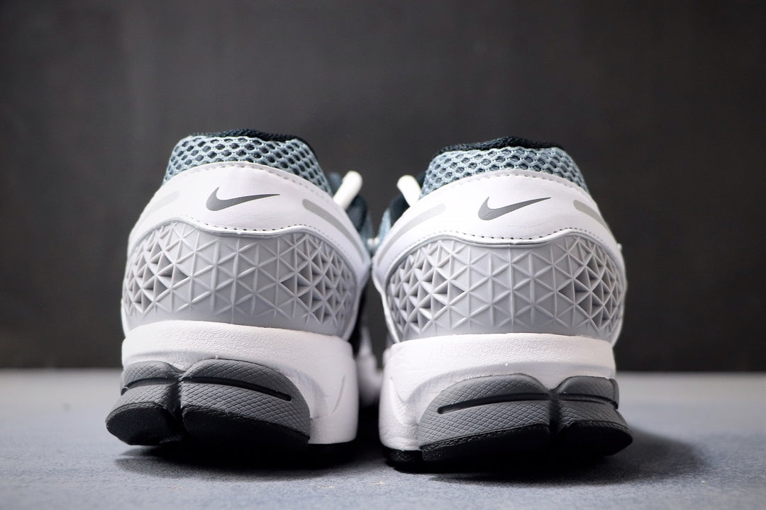 NIKE ZOOM VOMERO 5 BLACK & WHITE