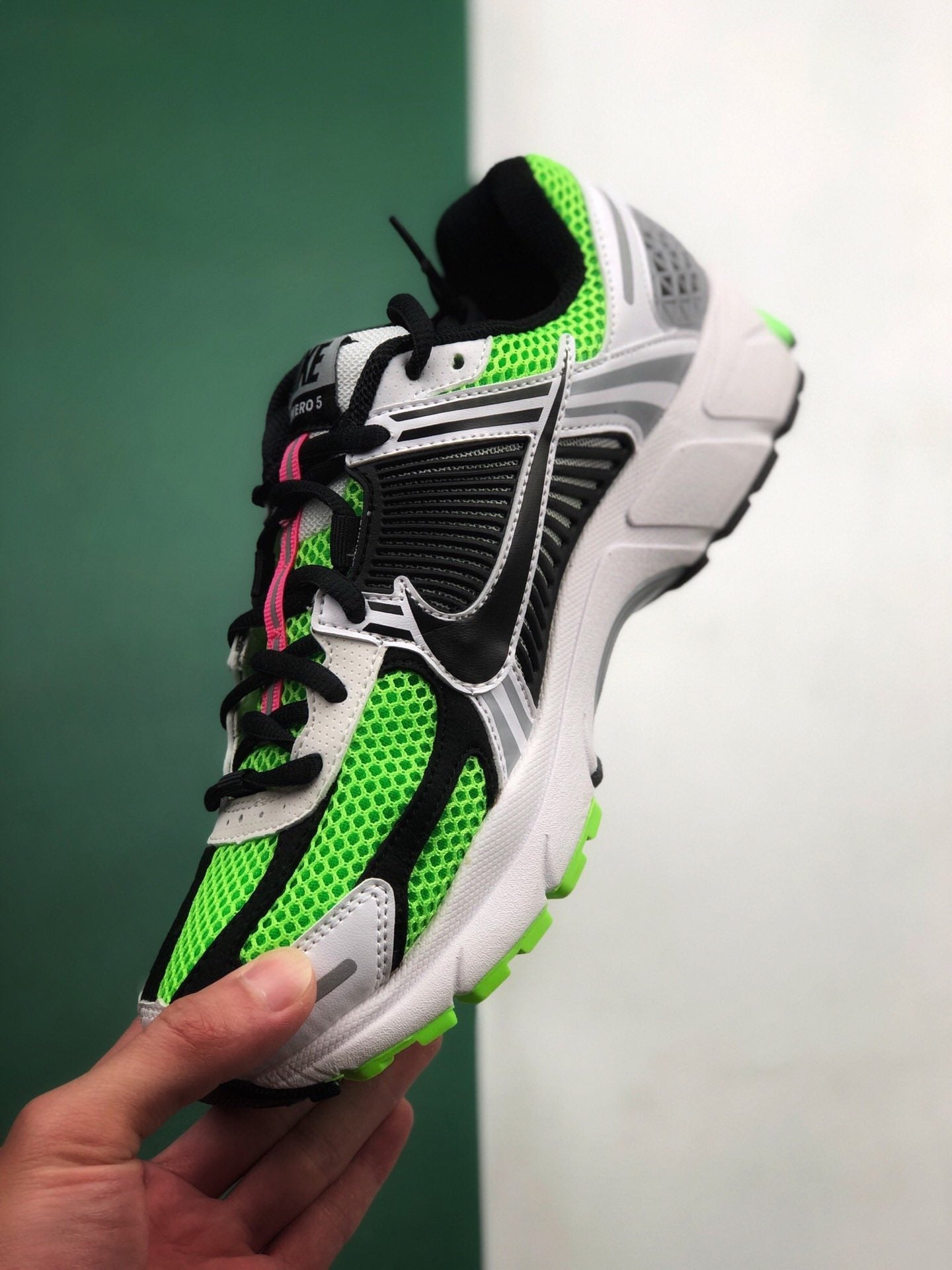 NIKE ZOOM VOMERO 5 BLACK GREEN