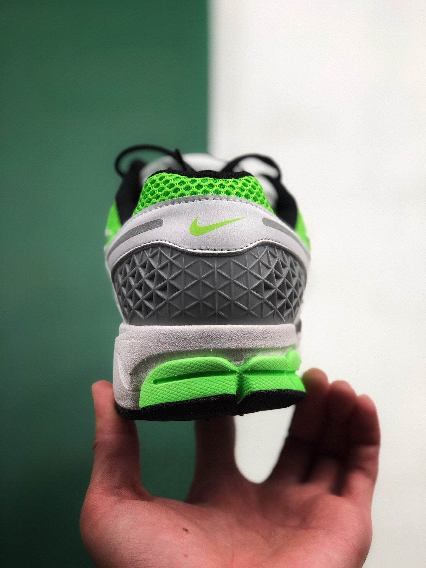 NIKE ZOOM VOMERO 5 BLACK GREEN