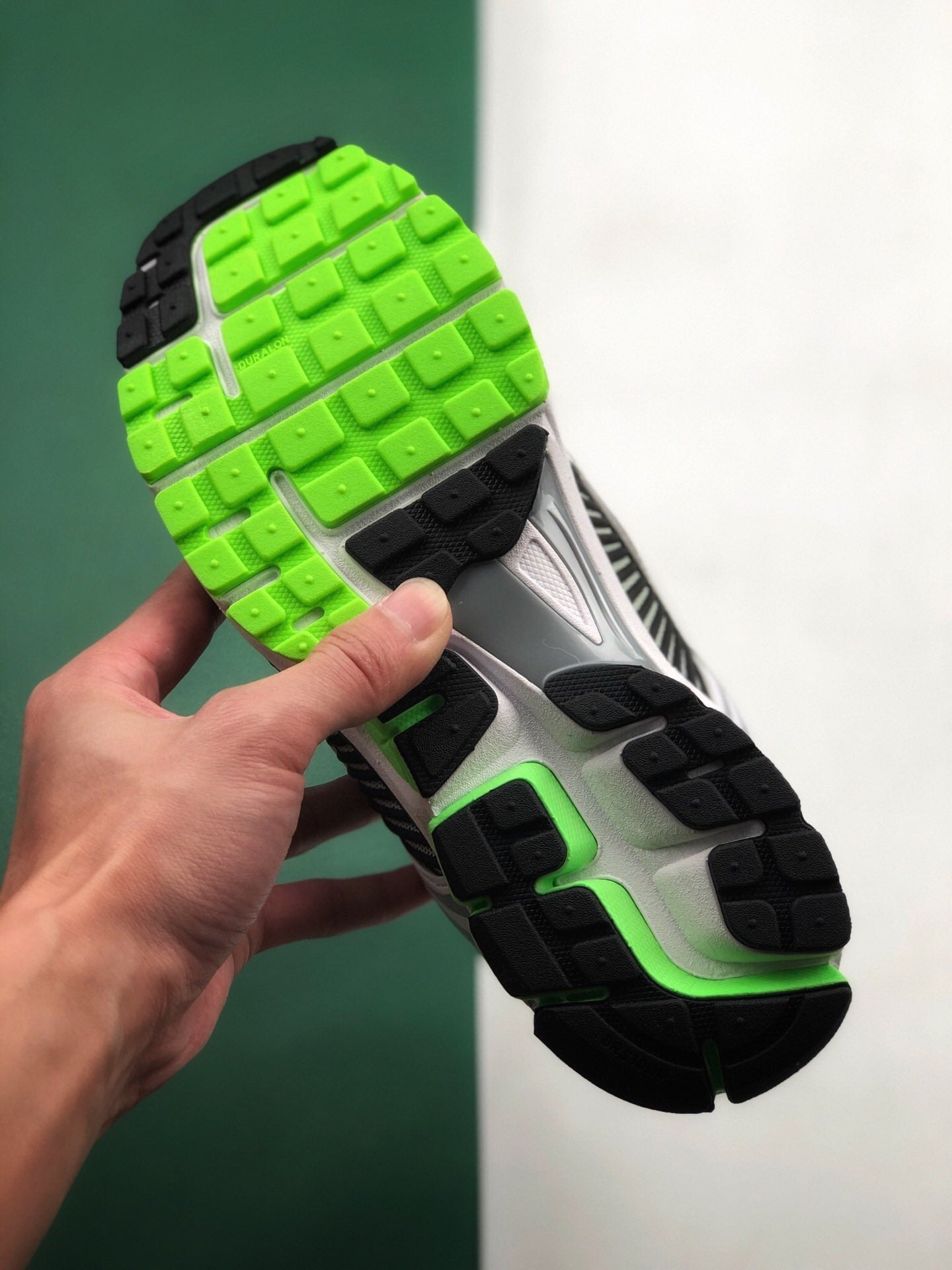 NIKE ZOOM VOMERO 5 BLACK GREEN