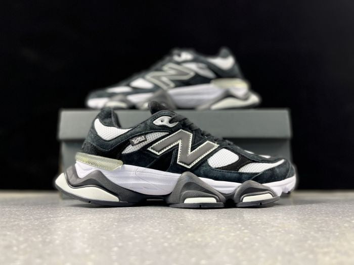 NEW BALANCE NB 9060 BLACK & WHITE