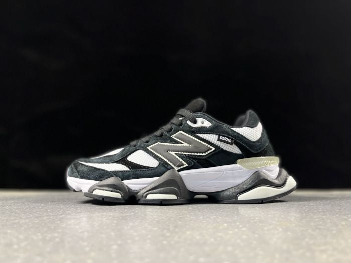 NEW BALANCE NB 9060 BLACK & WHITE