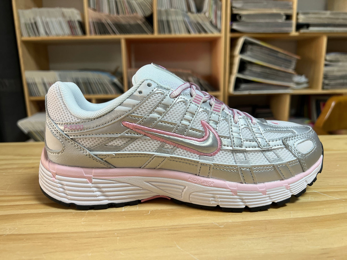 NIKE SNEAKERS P6000 GRISE & ROSE