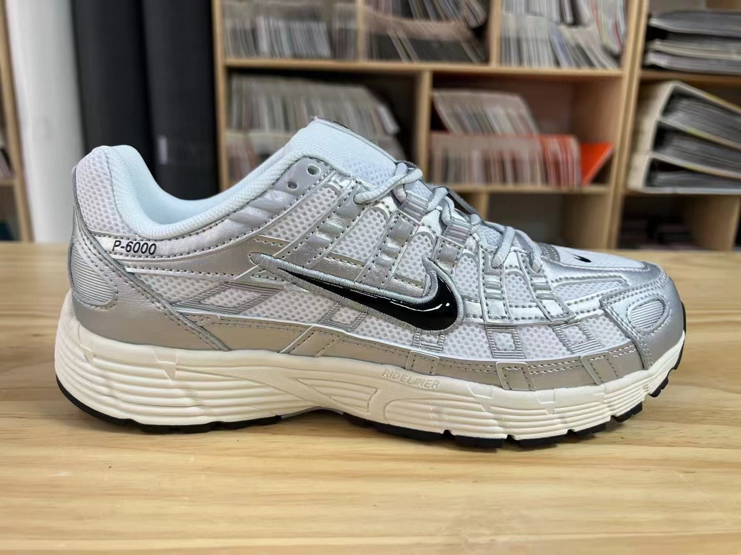 NIKE SNEAKERS P6000 GRIS & BLANC