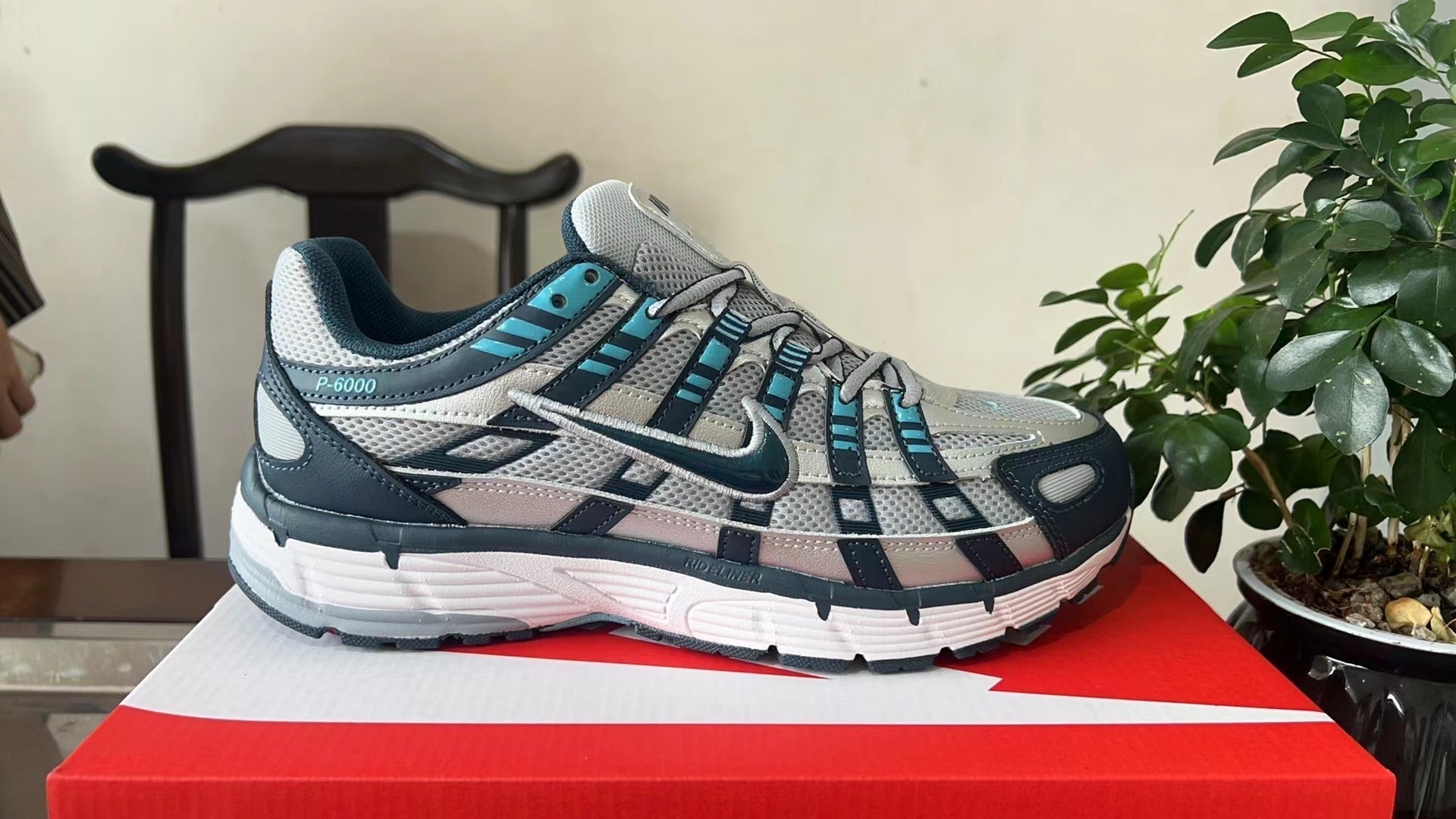 NIKE SNEAKERS P6000 GRIS & VERT