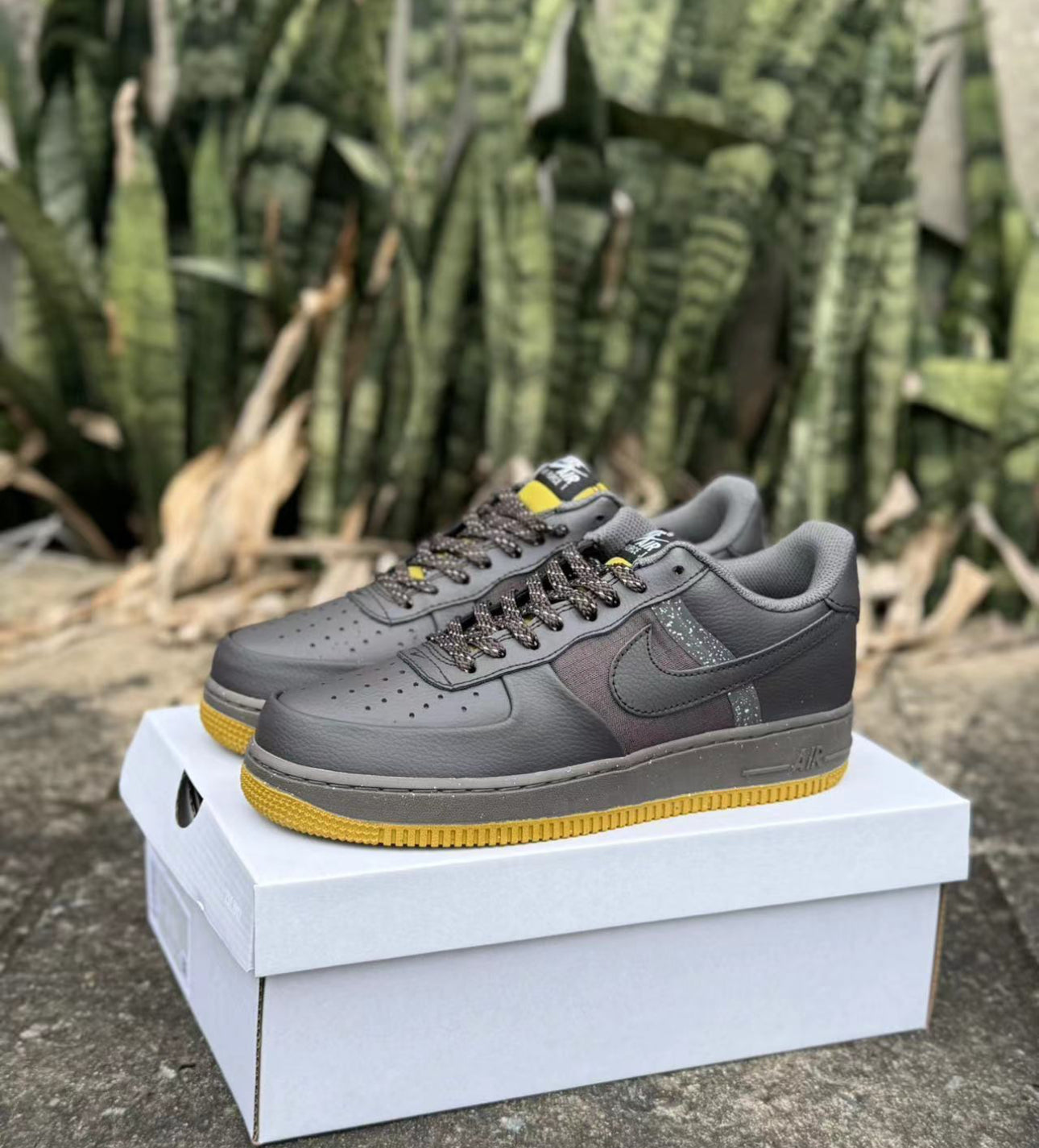 NIKE AIR FORCE 1 GRIS FONCÉ & JAUNE