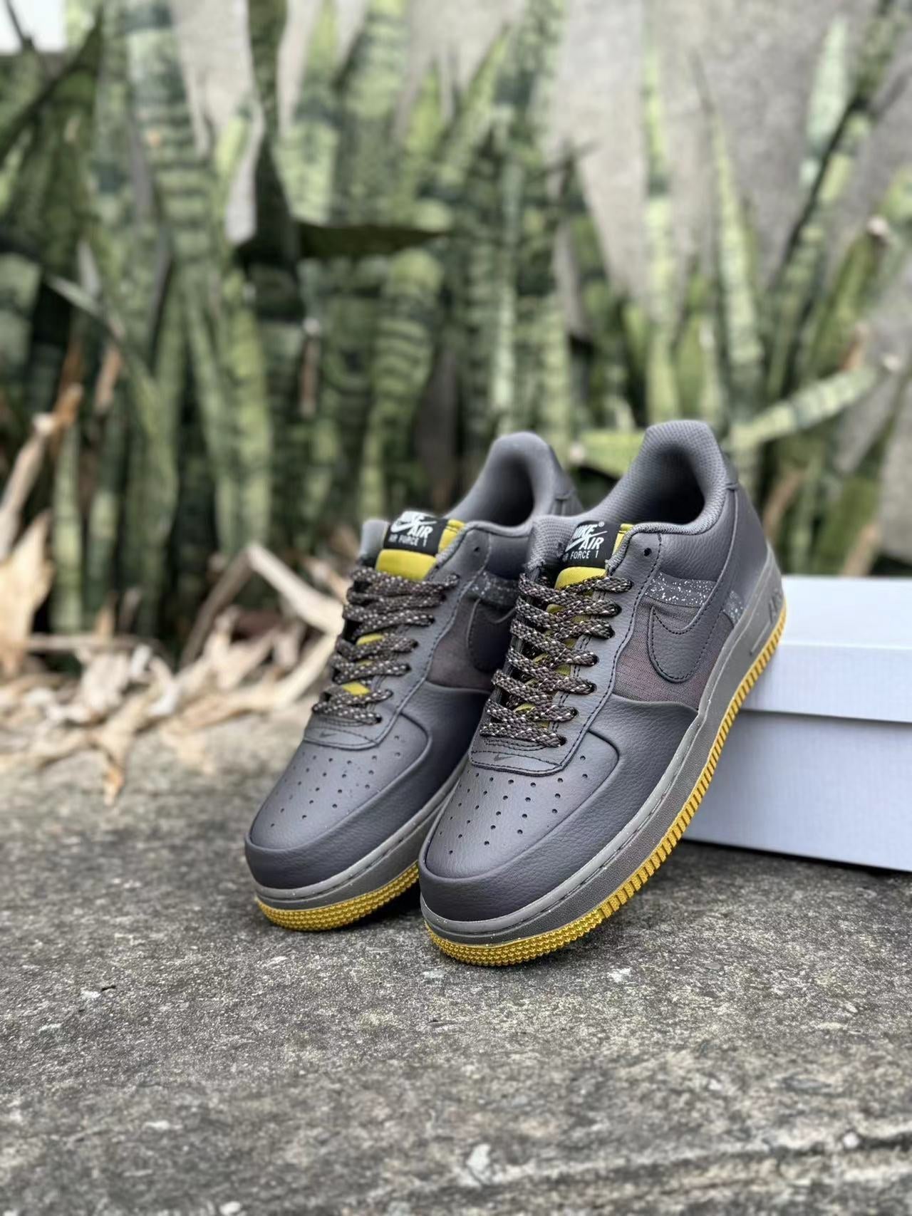 NIKE AIR FORCE 1 GRIS FONCÉ & JAUNE