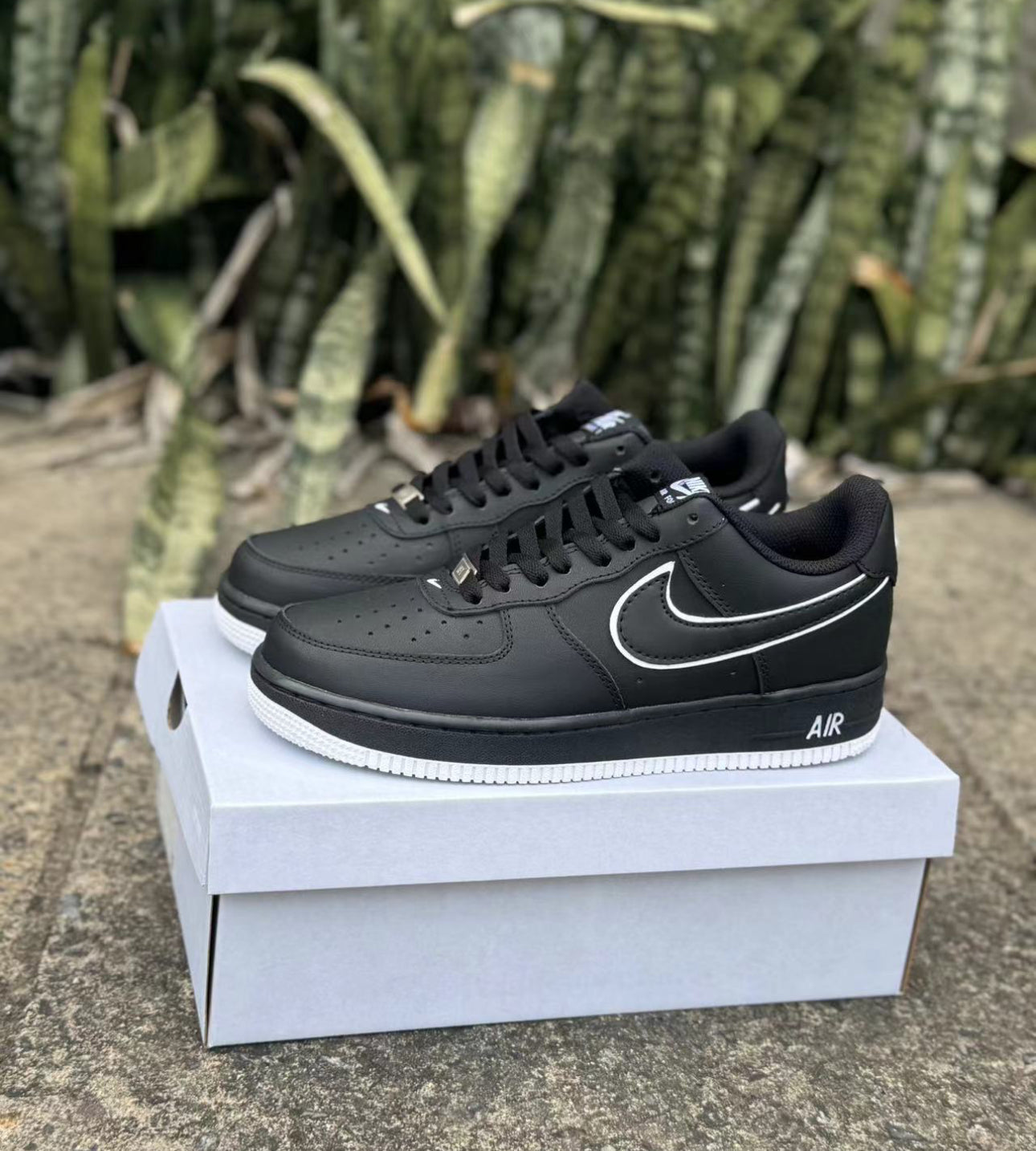 NIKE AIR FORCE 1 NOIR & BLANC