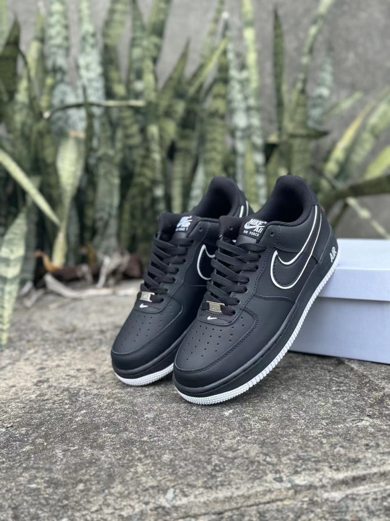 NIKE AIR FORCE 1 NOIR & BLANC
