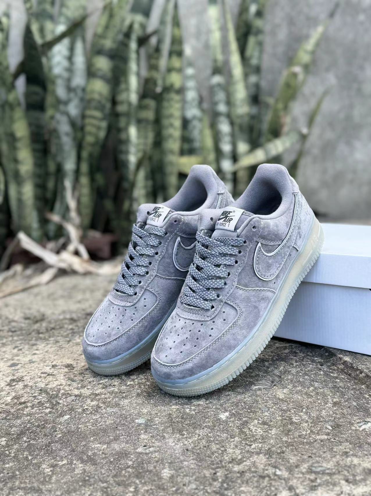 Nike Air Force 1 Grise – L’icône du style urbain
