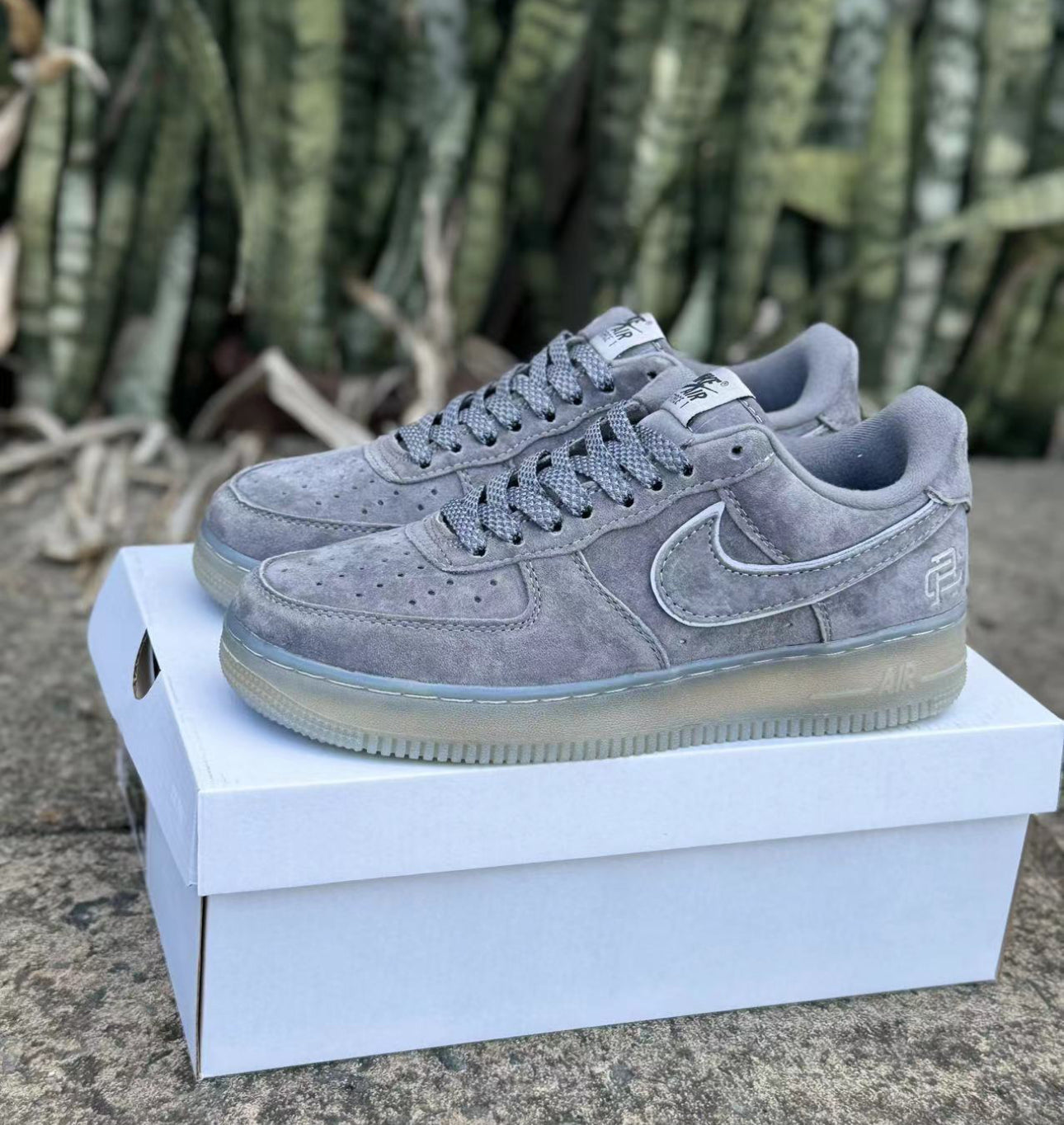 Nike Air Force 1 Grise – L’icône du style urbain