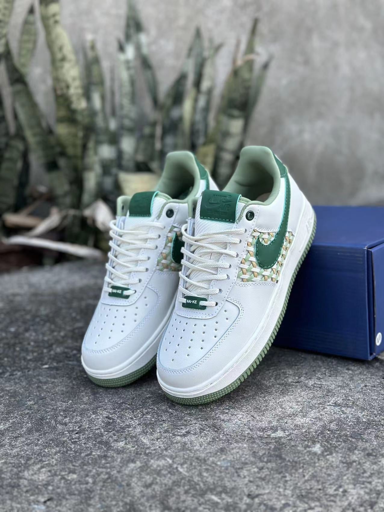 Nike Air Force 1 Light Bone & Gorge Green – L’icône du style urbain
