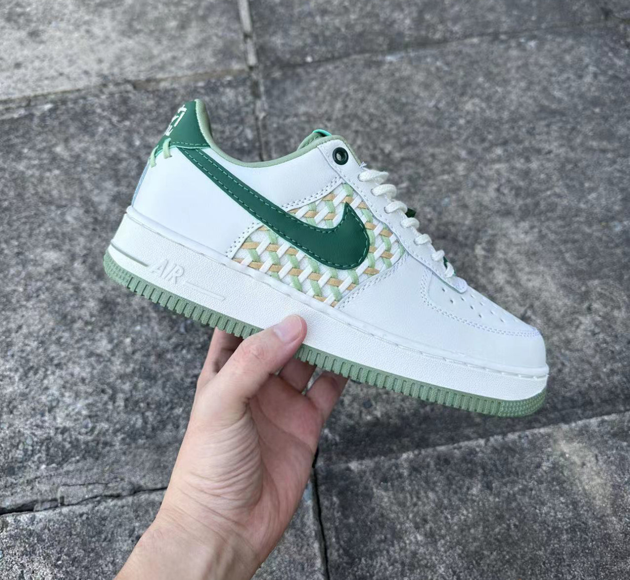 Nike Air Force 1 Light Bone & Gorge Green – L’icône du style urbain