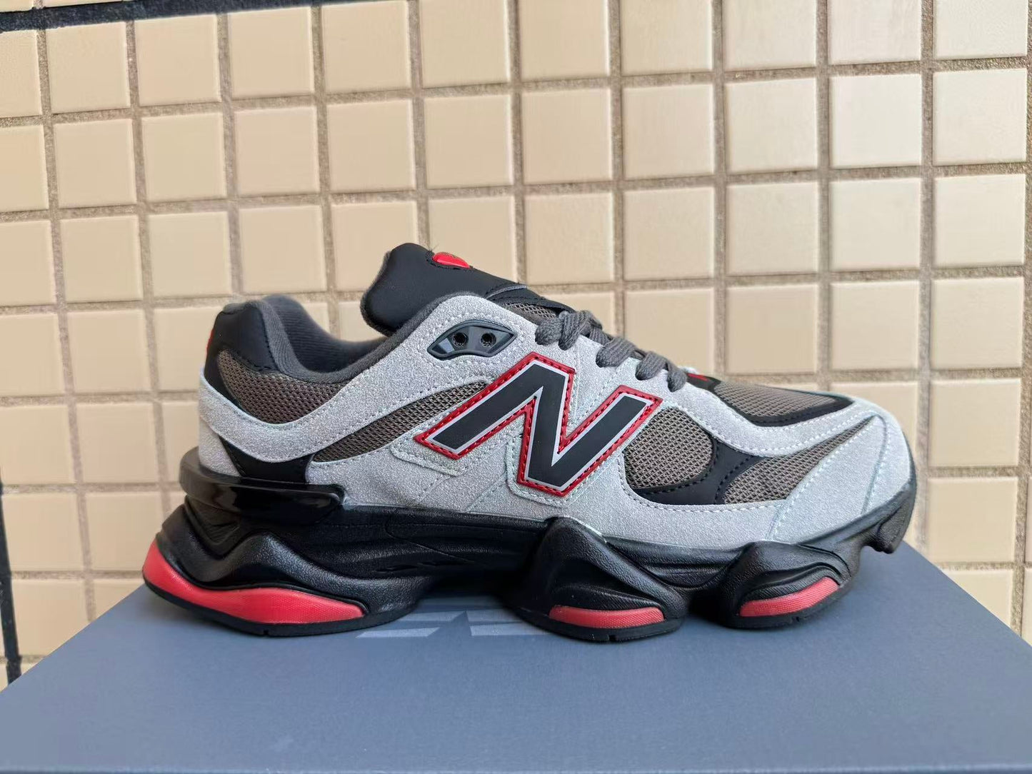 NEW BALANCE NB 9060 GRISE & ROUGE