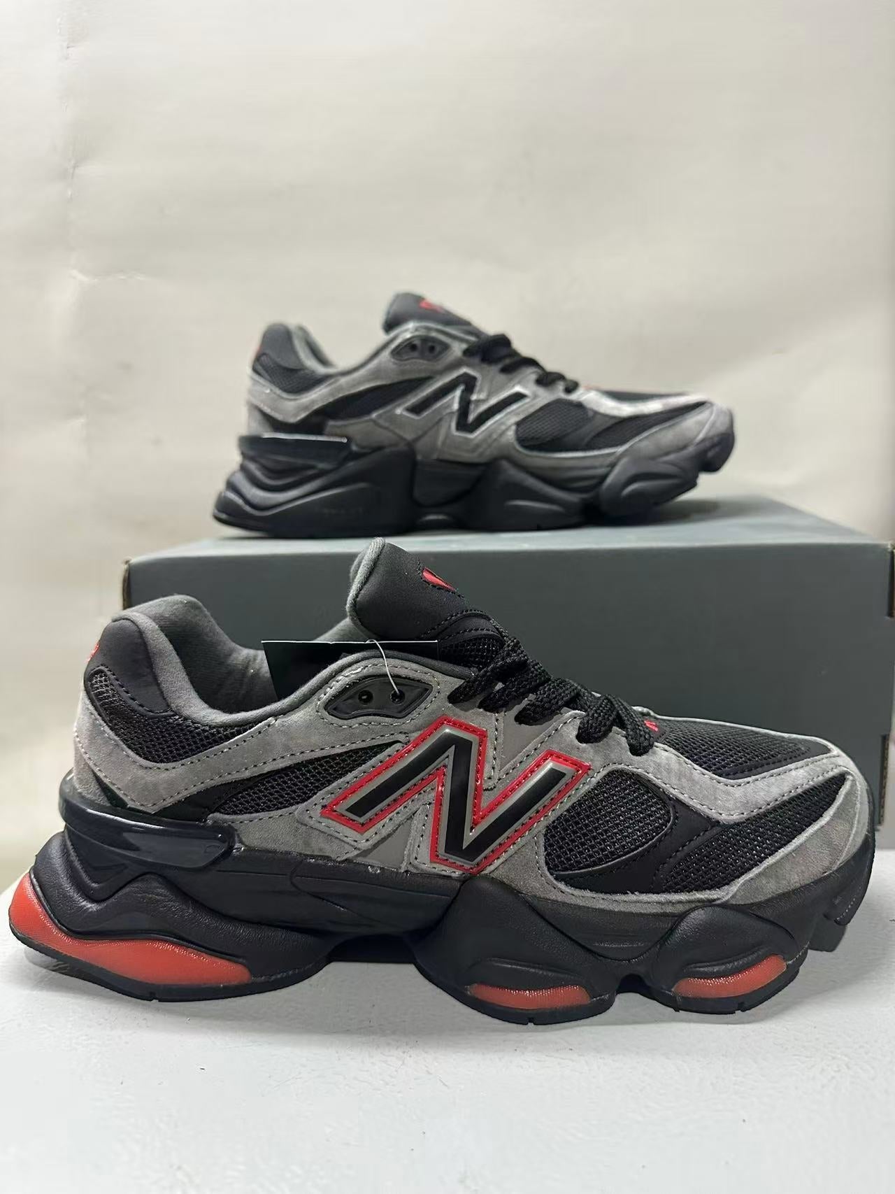 NEW BALANCE NB 9060 GRIS & ROUGE