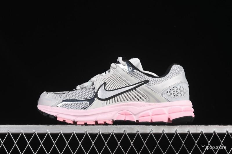 NIKE ZOOM VOMERO 5 GRIS & ROSE