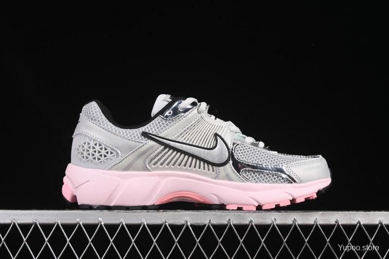 NIKE ZOOM VOMERO 5 GRIS & ROSE
