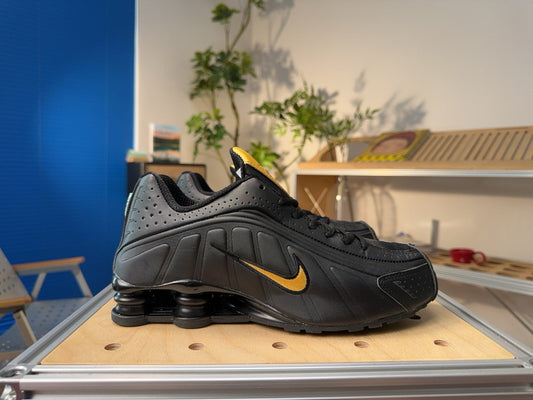 Nike Shox R4 – Style futuriste & confort