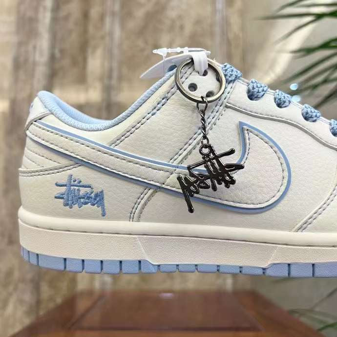 NIKE DUNK LOW STUSSY BLANC BLEU