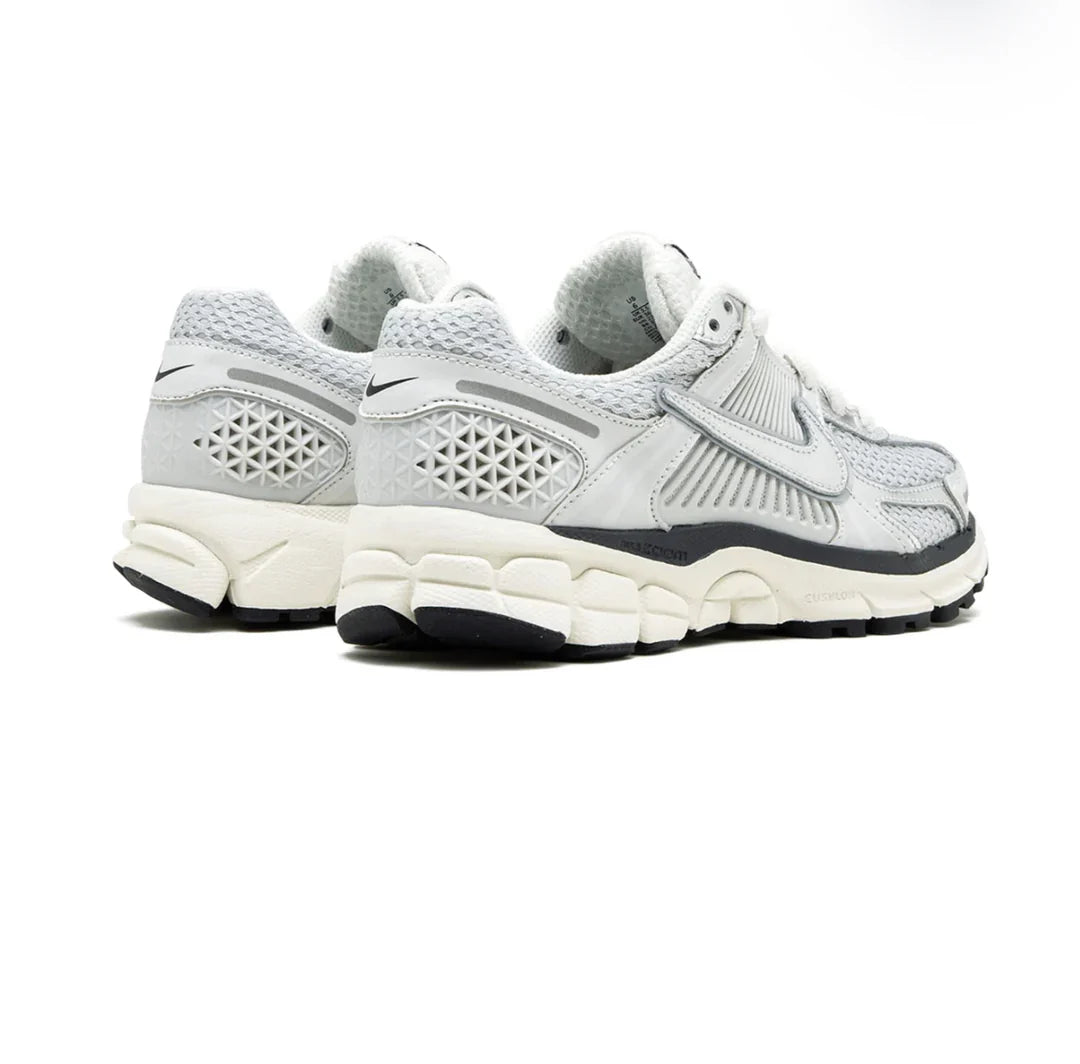 NIKE ZOOM VOMERO 5 BLANC & ARGENT SILVER
