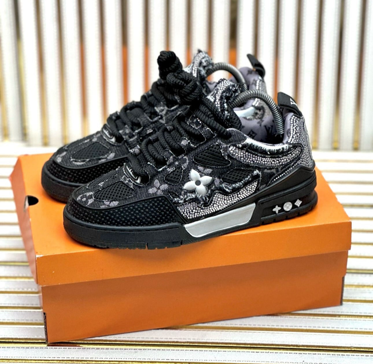 SNEAKERS LOUIS VUITTON SKATE TRAINER MONOGRAMME SWAROVSKI NOIR